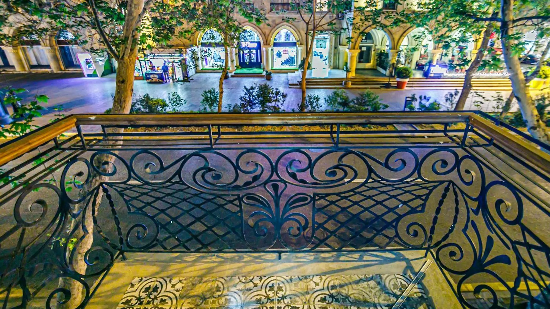 Nizami Street 7 Bedroom Baku Apartment